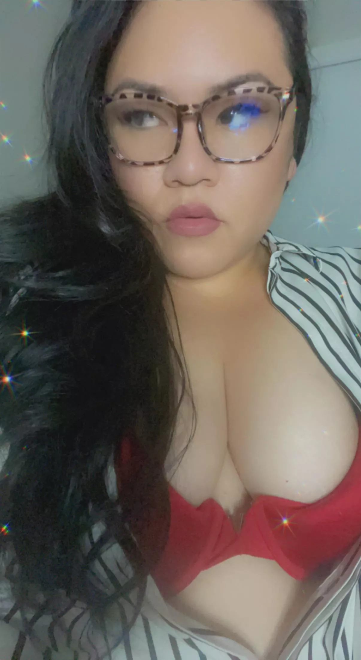 Who wants to play with me? I’m 😈 and bored