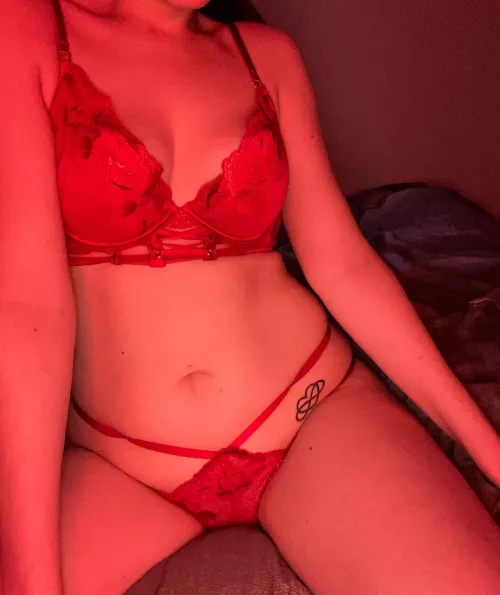 Who wants to play with this naughty young wife😈