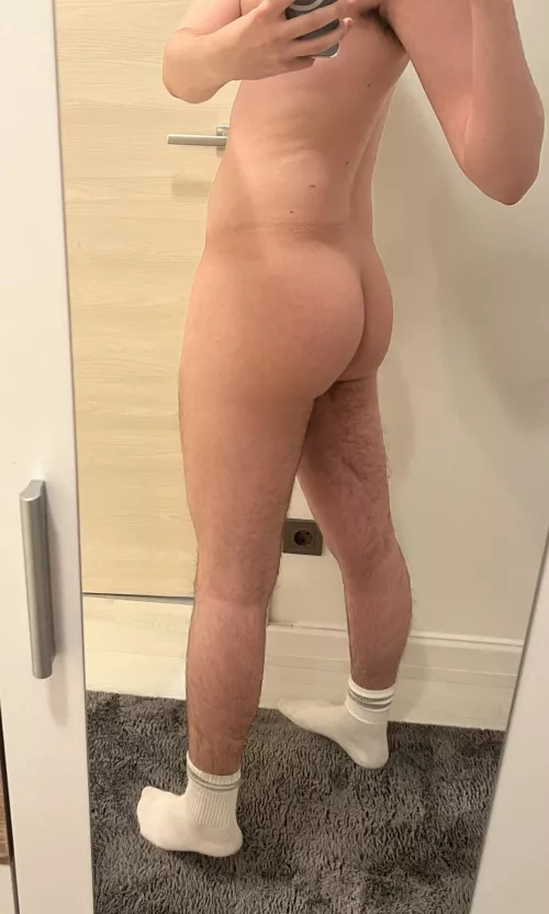 Who wants to put his dick in my butt?😈