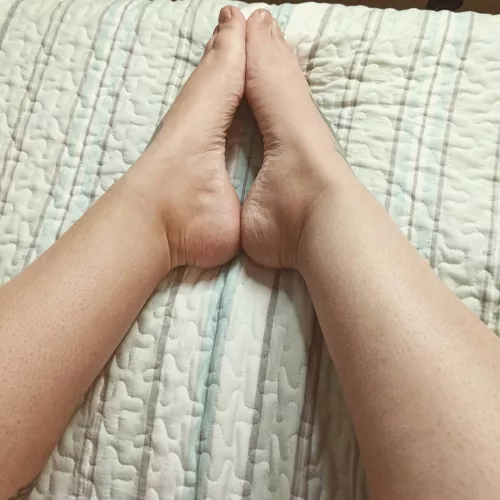 Who wants to put their cock between my feet?