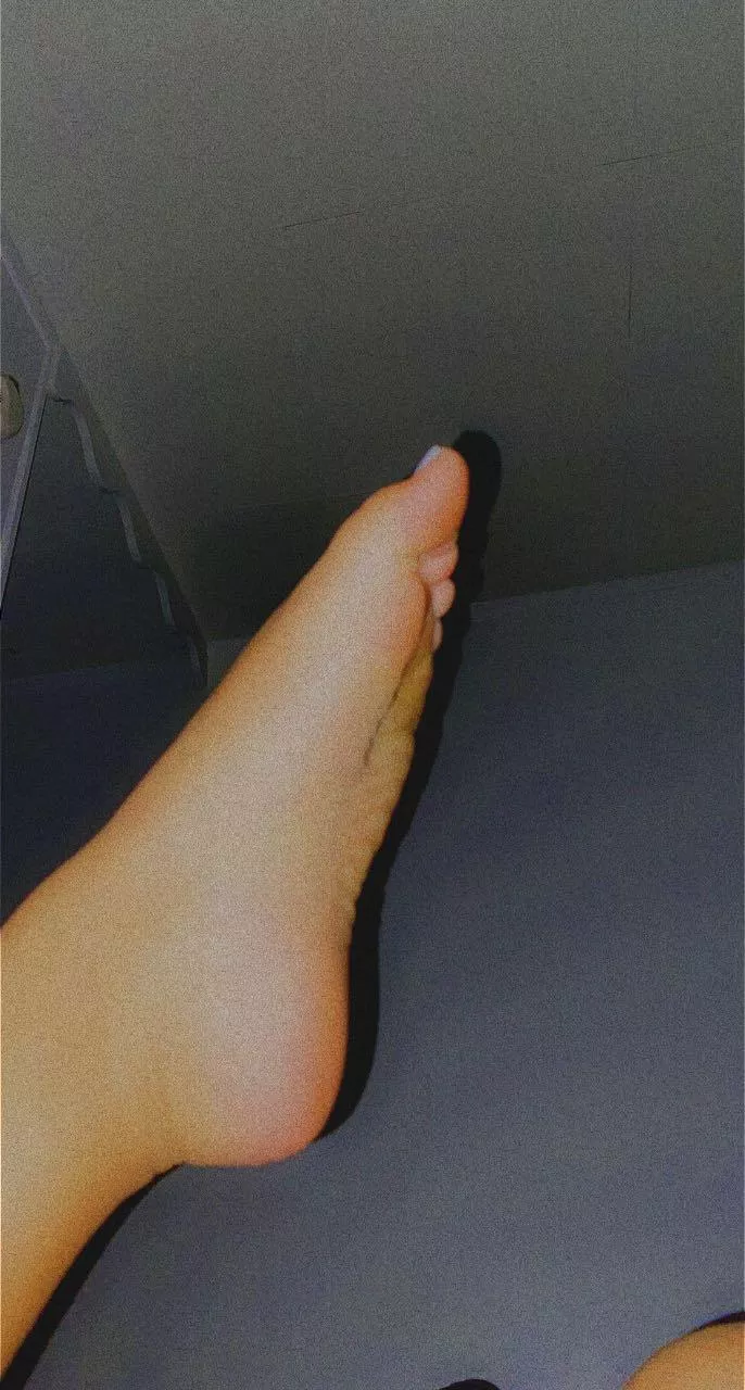 who wants to rub my feet?💞 who wants to rub my feet?💞