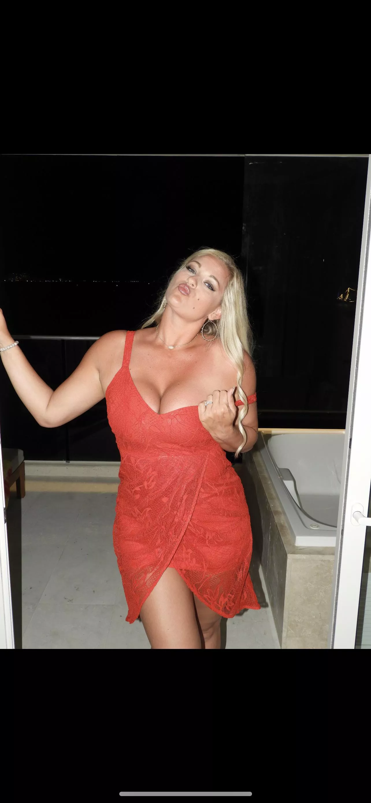 Who wants to see a classy woman fuckin? 😈😈