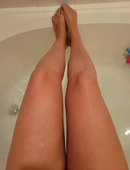 Who wants to see what's between these sunkissed MILF thighs? 🔥😎 [37]