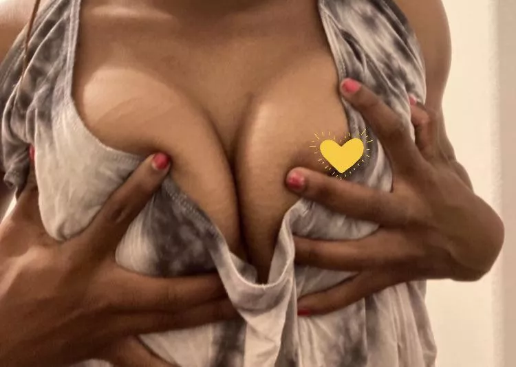 who wants to titty fuck me 🙈😈
