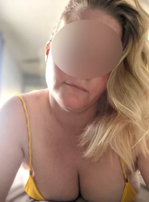 Who wants to tittyfuck a milf with natural tits?