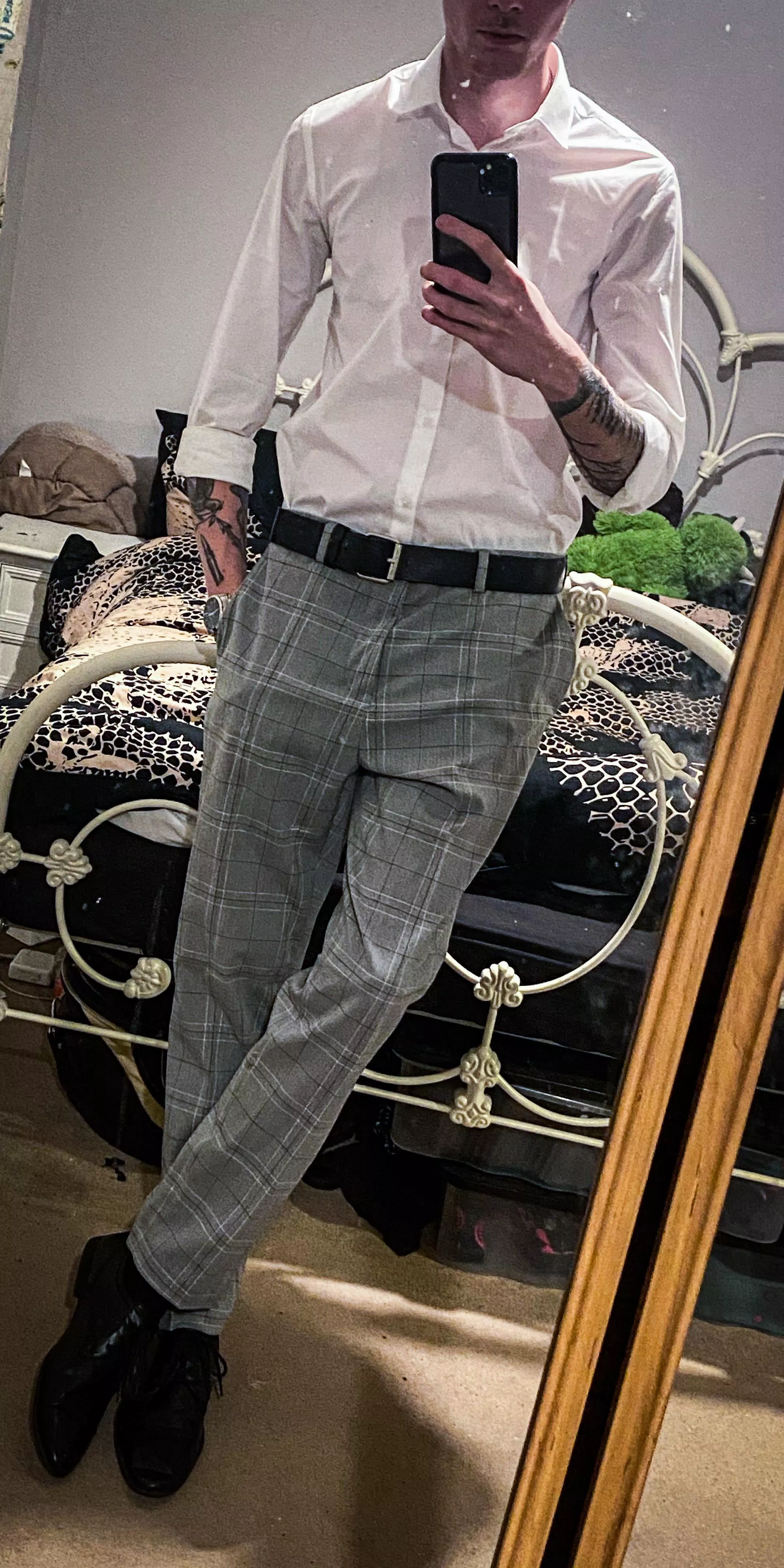 Who wants to undress me after a hard days work 😏 Who wants to undress me after a hard days work 😏