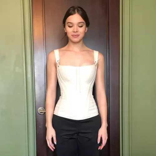 Who wants to watch me cum for Hailee Steinfeld?