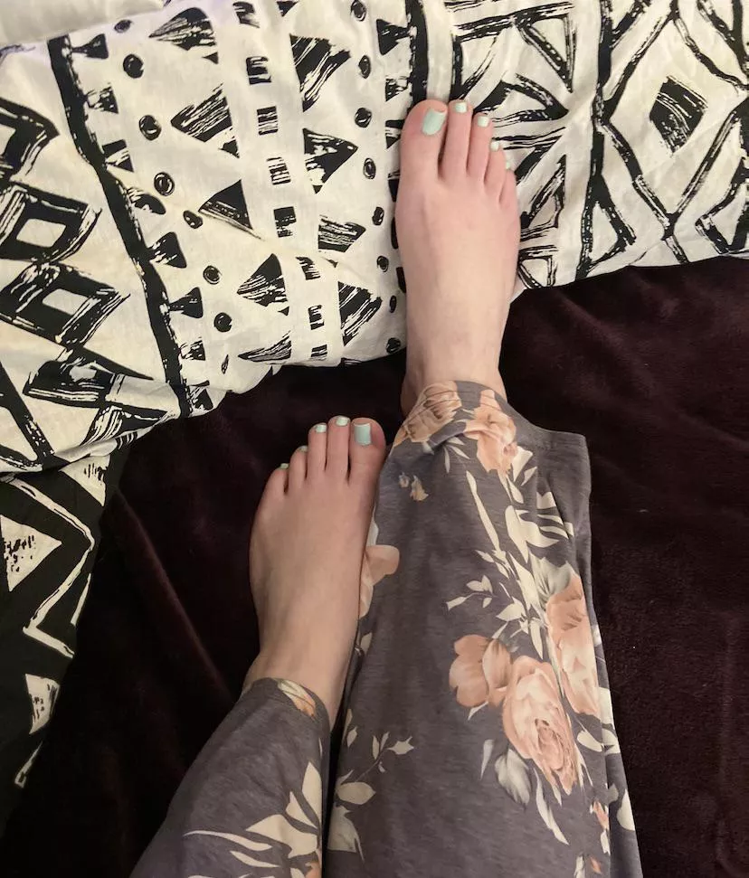 Who wants to worship my feet?