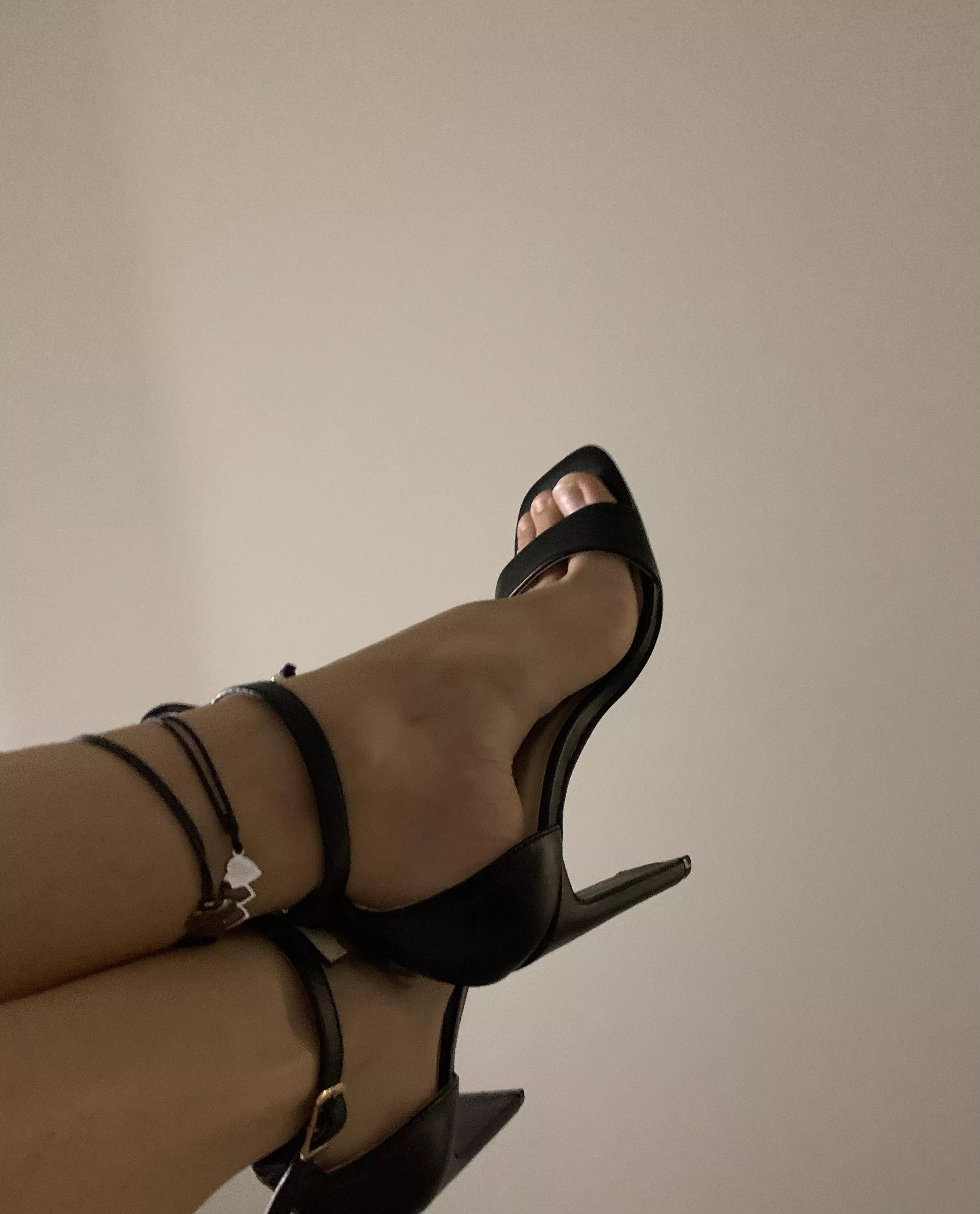 Who wants to worship these feet 🖤