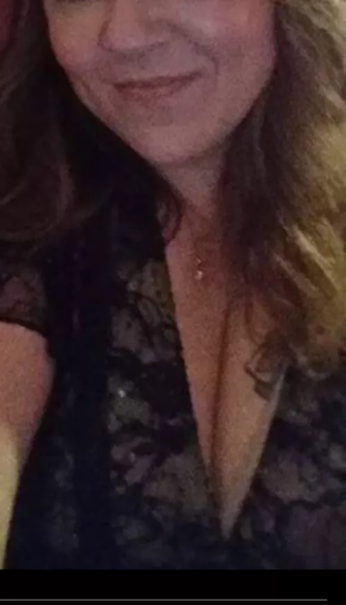 Who would like to jackoff on my wife