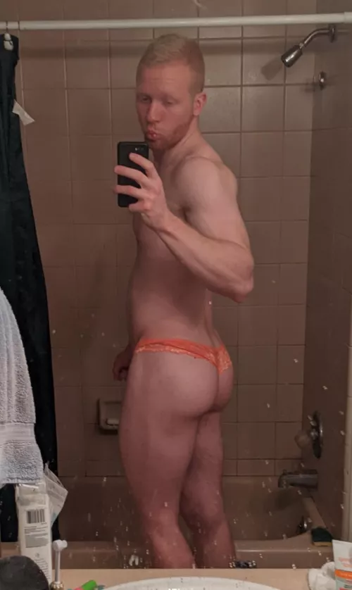 Who wouldn't wanna slide these panties to the side and fuck this booty 🍑 😉