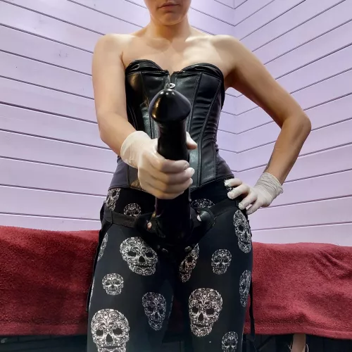 Whoever is a good boy can help me unlace my corset.