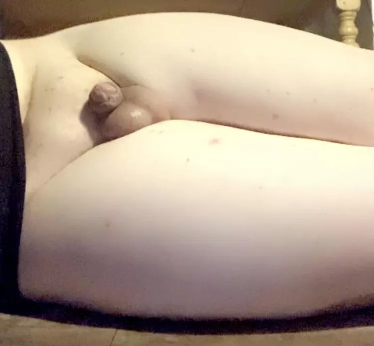 who’s going to cum on my clit 😋