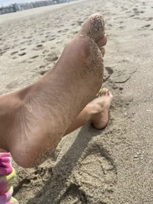 Who’s going to lick these Sandy feet clean? 💋🦶🏽👅