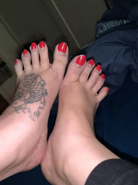 Whoโs gonna be a good boy and worship my red toes before theyโre gone