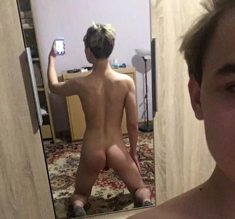 Who's gonna pound my lil twink booty? 👀