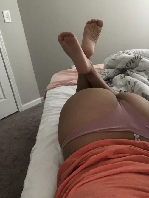 Who’s hungry for a petite 4’9 Latina?? 😋🤤😈