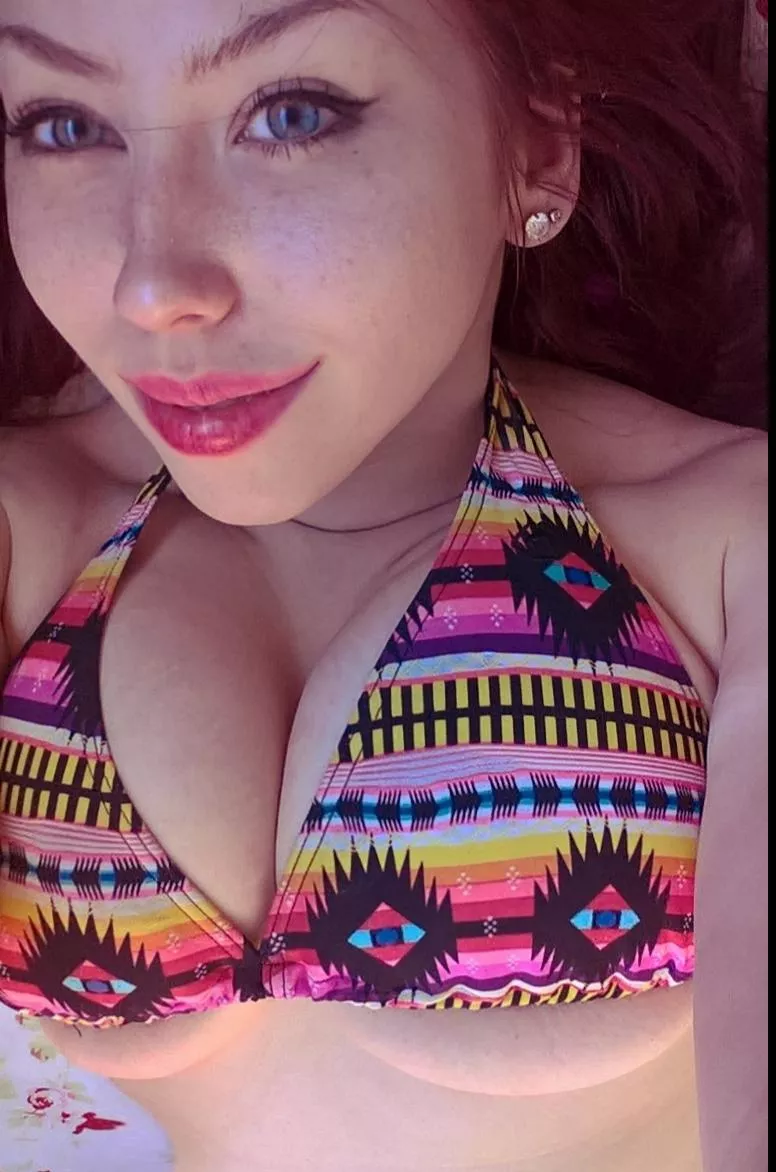 Wife's big lips 😋