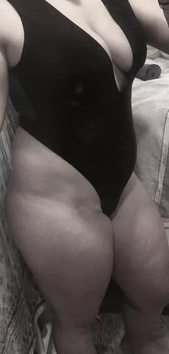 Wife’s swimsuit really reveals her curves
