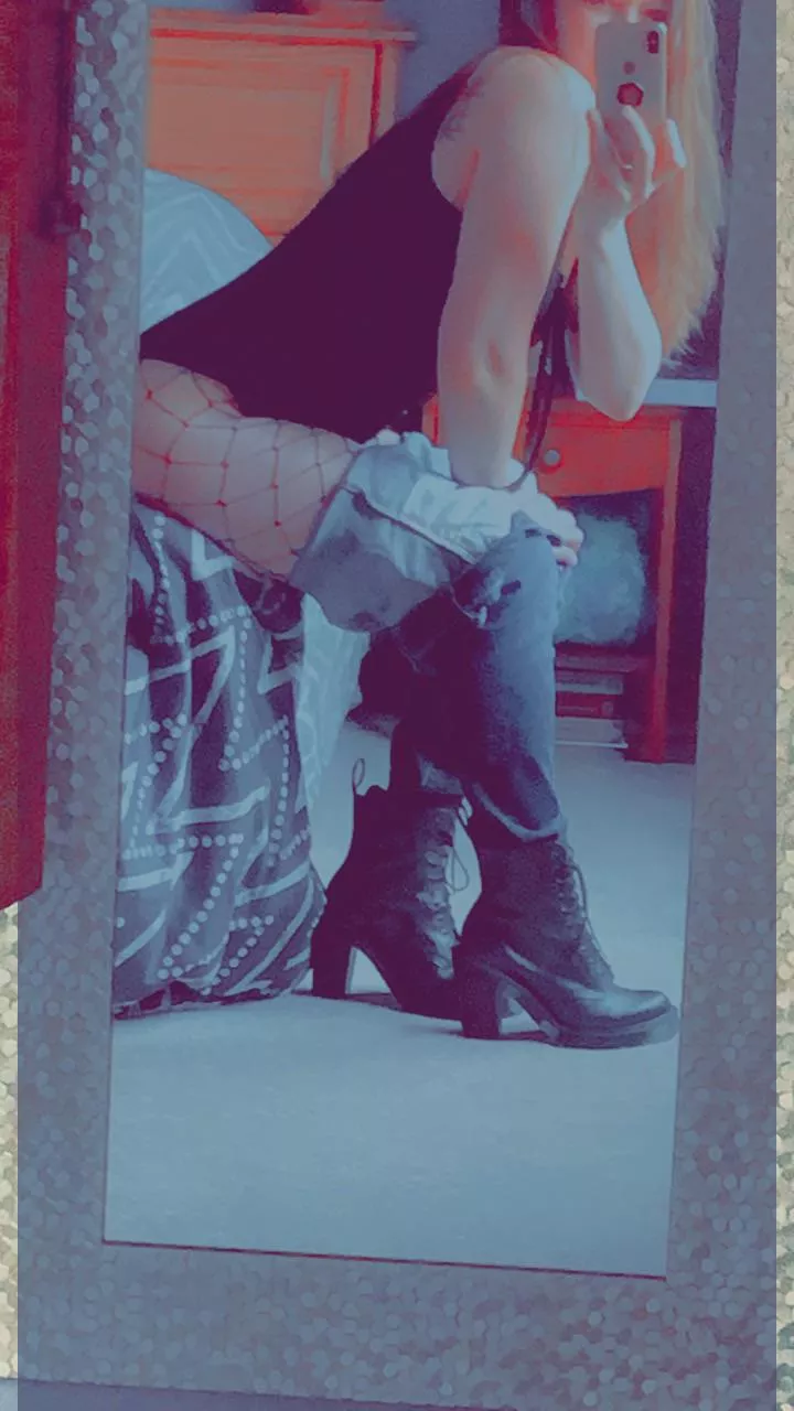 Will you finish pulling these off for me? 🖤 Prettty pleaseee 🙏🏻