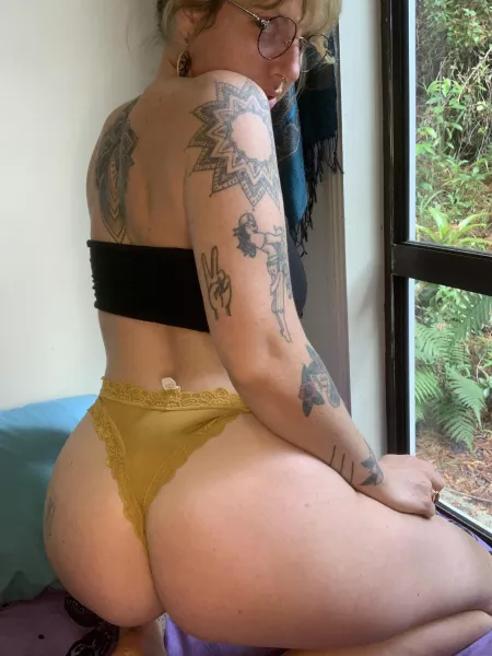 Will you join me on my bed? ๐๐