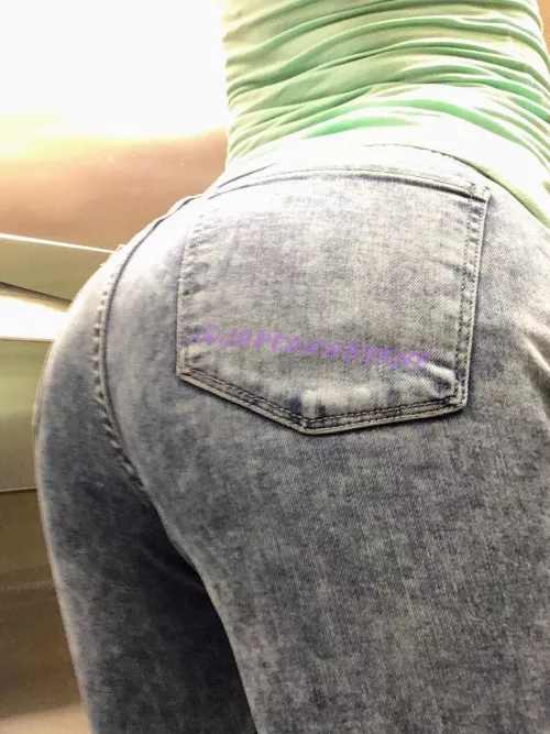 Will you scratch n sniff my pawg booty ?