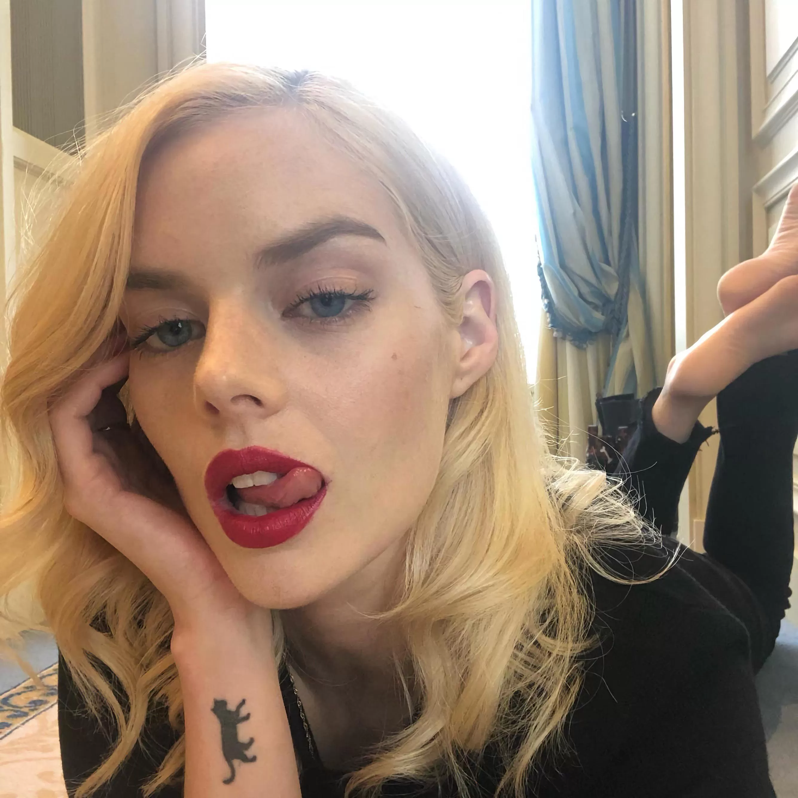 Wish a bi bud would replicate Samara Weaving’s pose here while I jerked to her