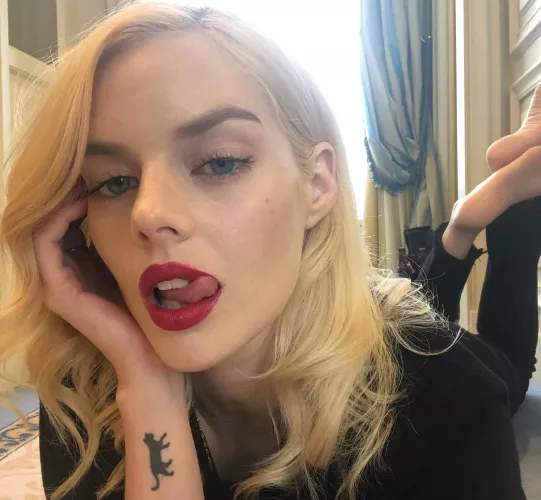 Wish I had a bud to suck me to Samara Weaving like this