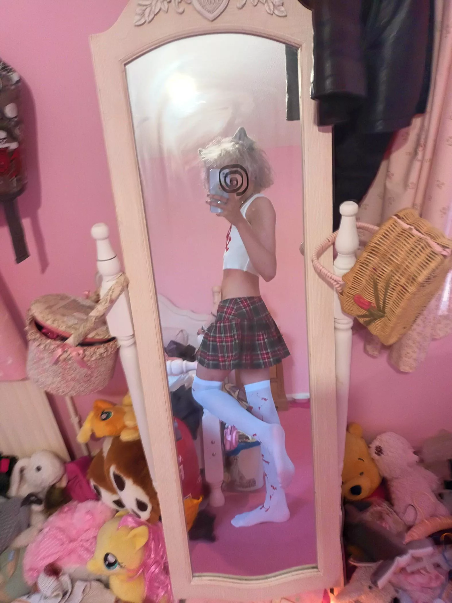 🐺wolfboy time🐺 *bites u*