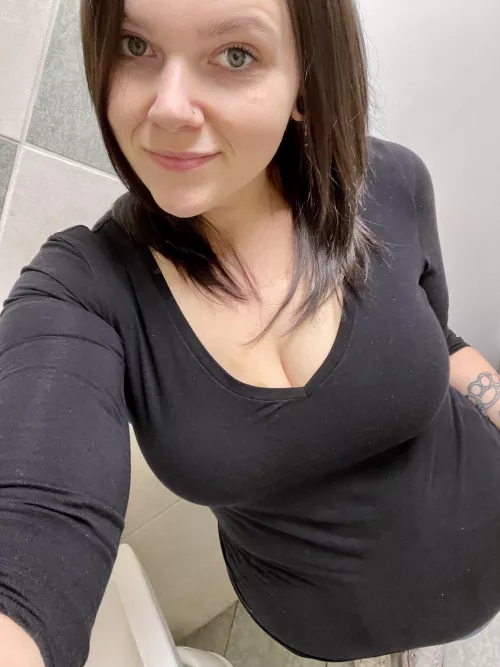 Work bathroom selfie 🖤