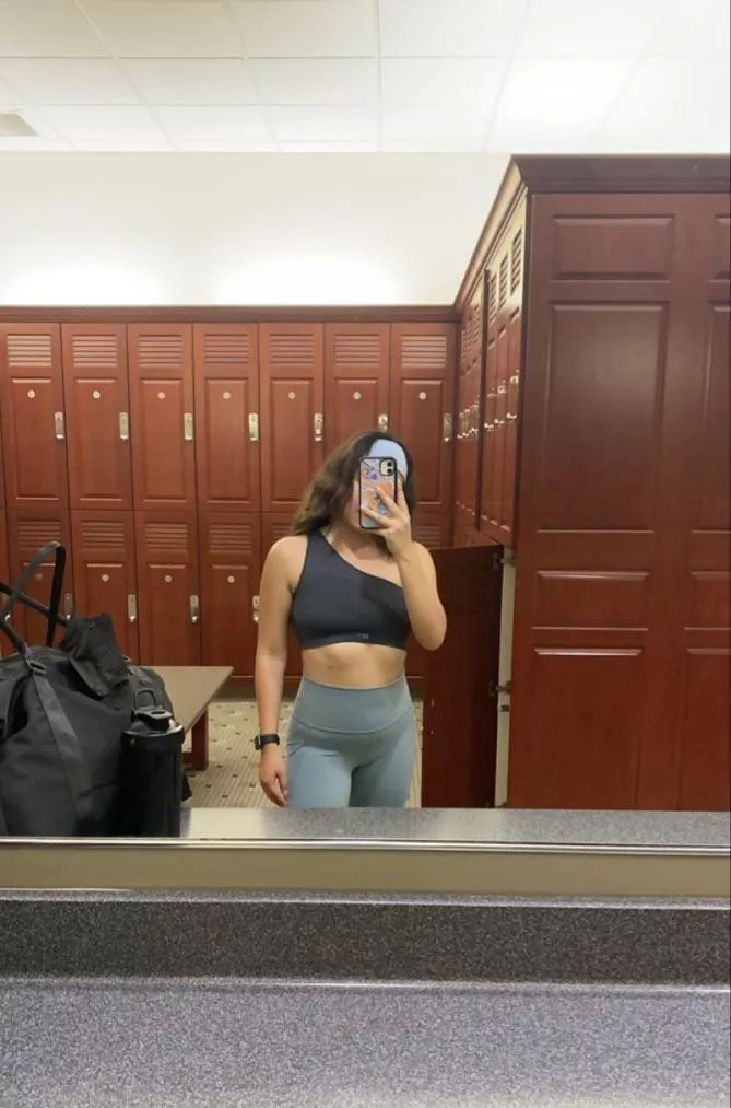 Worked on abs and did cardio today, who’s joining me for quads tomorrow? 😈 (F)