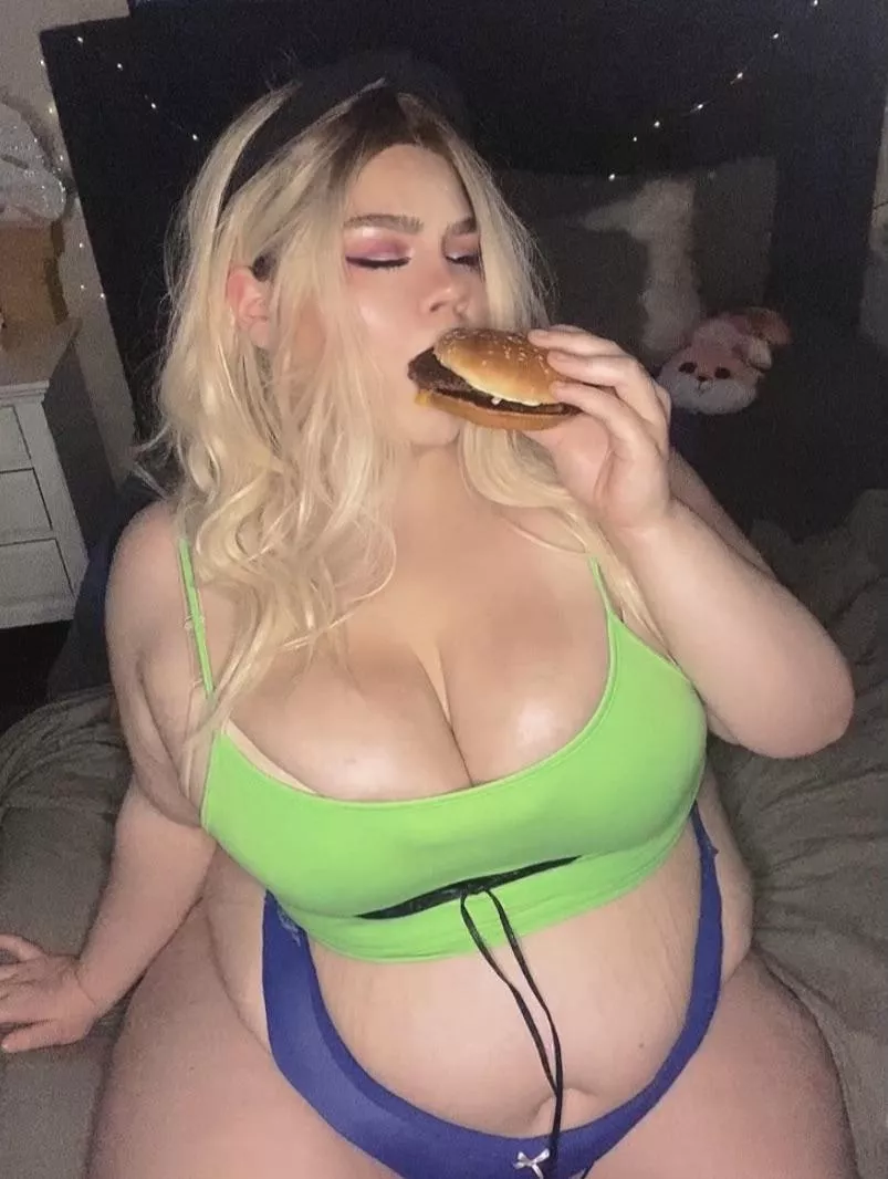 Working hard on this 2022 weight gain goals 🥵