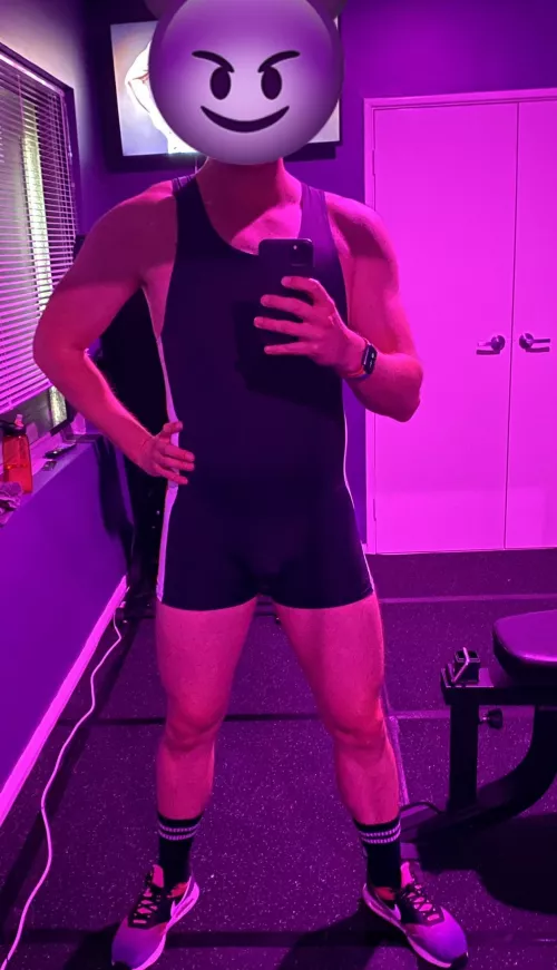 Working out in the home gym in my new singlet ☺️