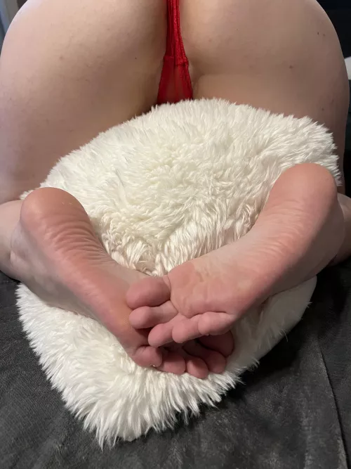 Worship my arches and suckle on every one of my long toes and then cum on my soft heels! DMs avail 😉