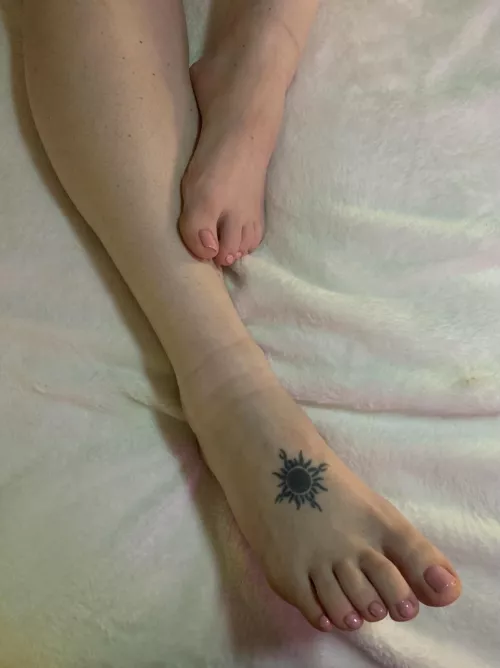 Worship these sock lines๐