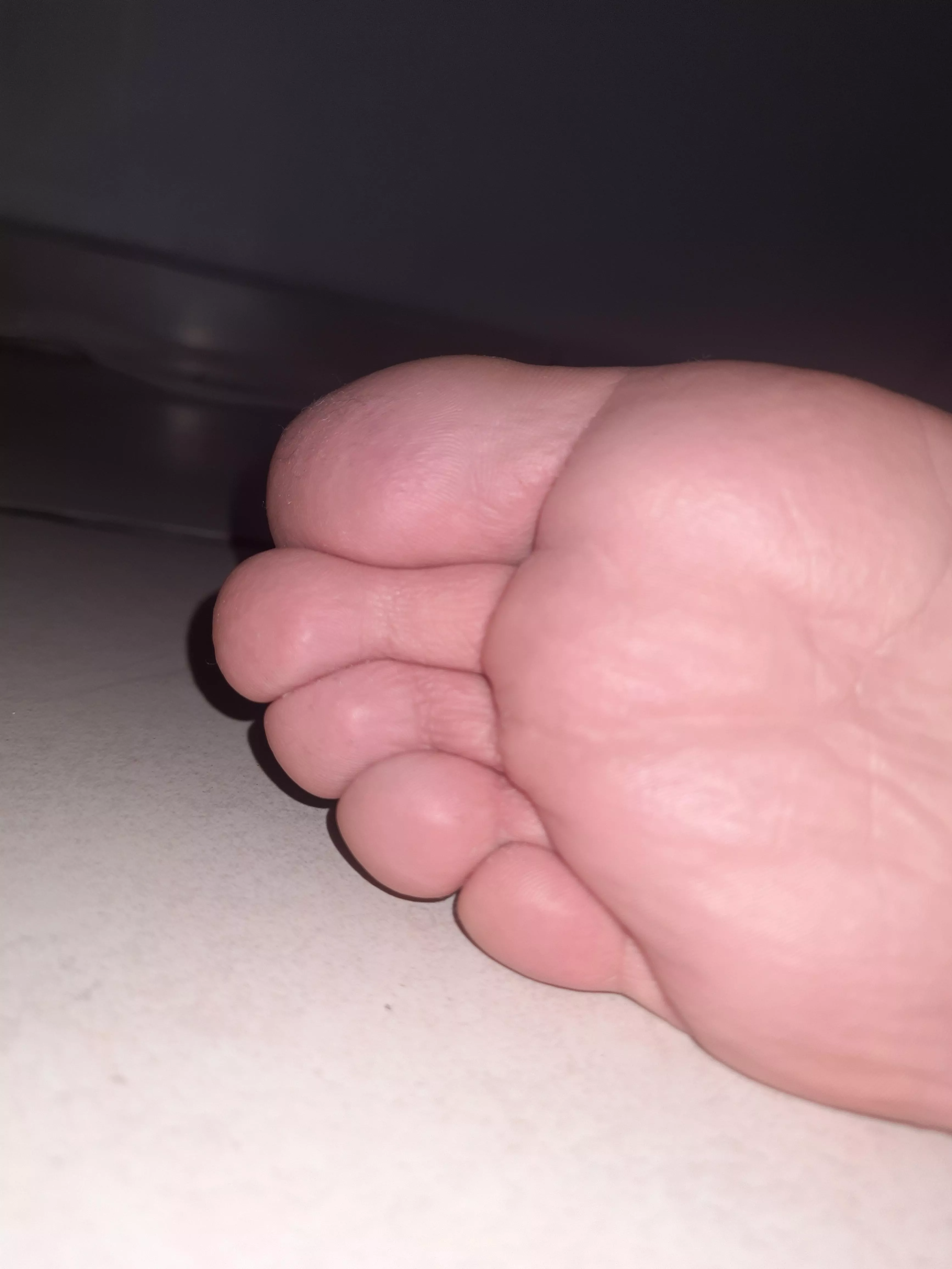 Would suck my toes?
