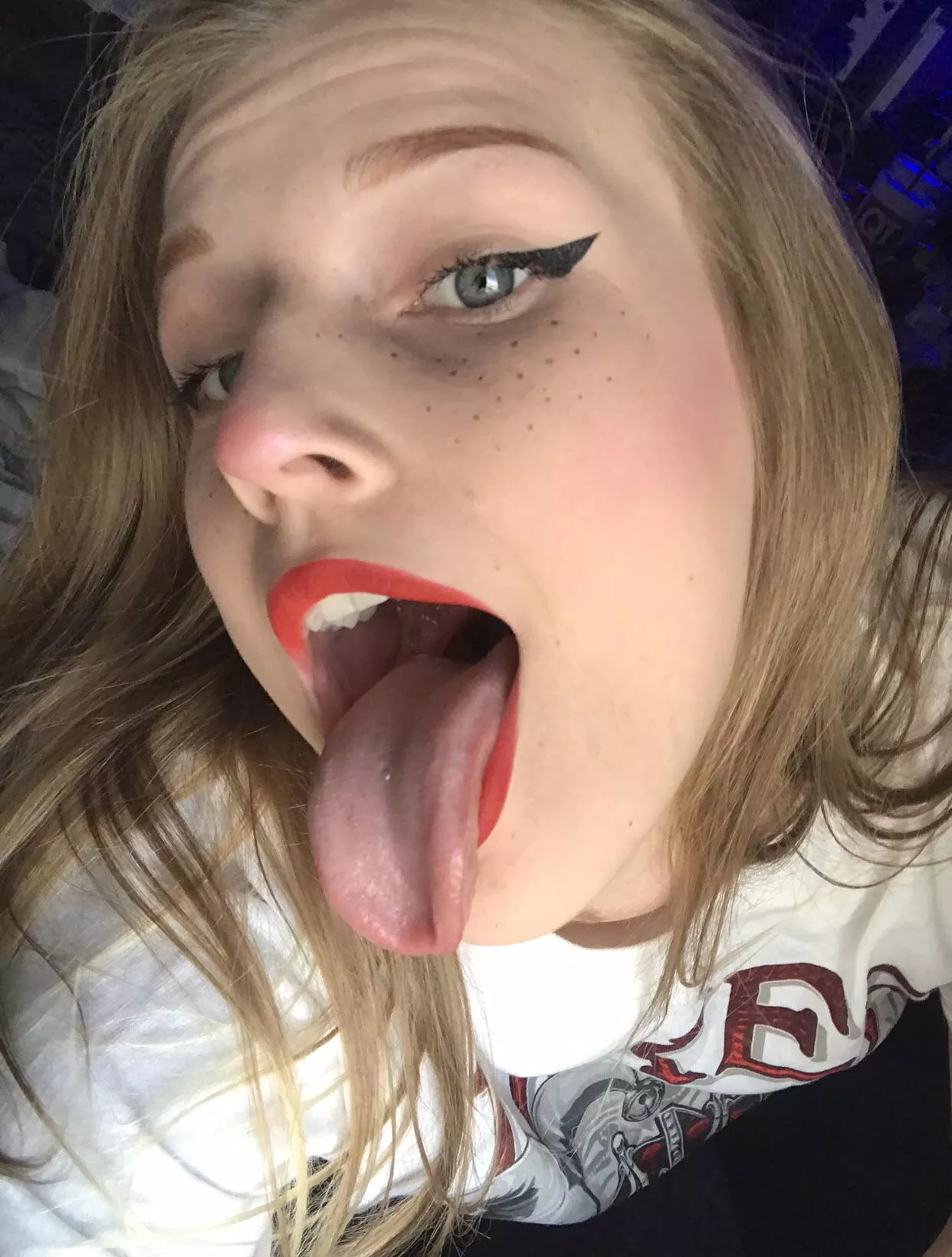 Would you let your load off on my tongue ? 😛 Would you let your load off on my tongue ? 😛