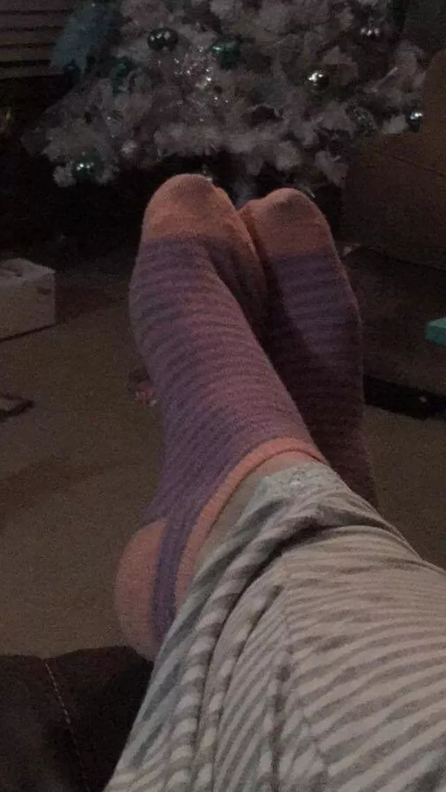 Would you like your face engulfed with my big socked feet?🤤 Would you like your face engulfed with my big socked feet?🤤