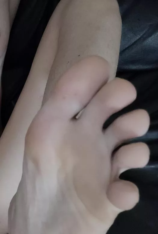 Would you massage my feet before I give you a footjob?🥵😈💦