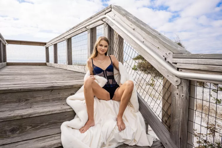 Would you play on the beach with me? 😋