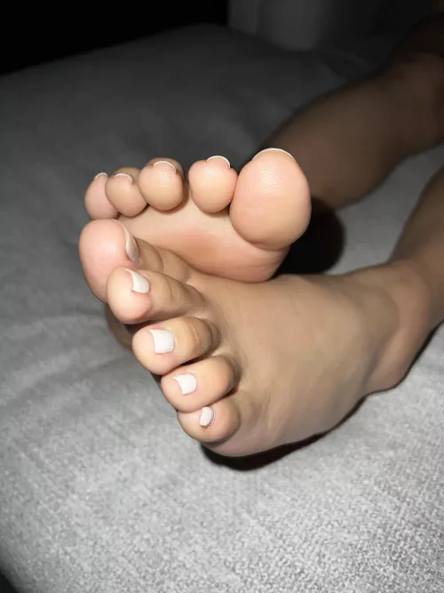 Would you stare at my Egyptian/Filipina gf’s feet in public?