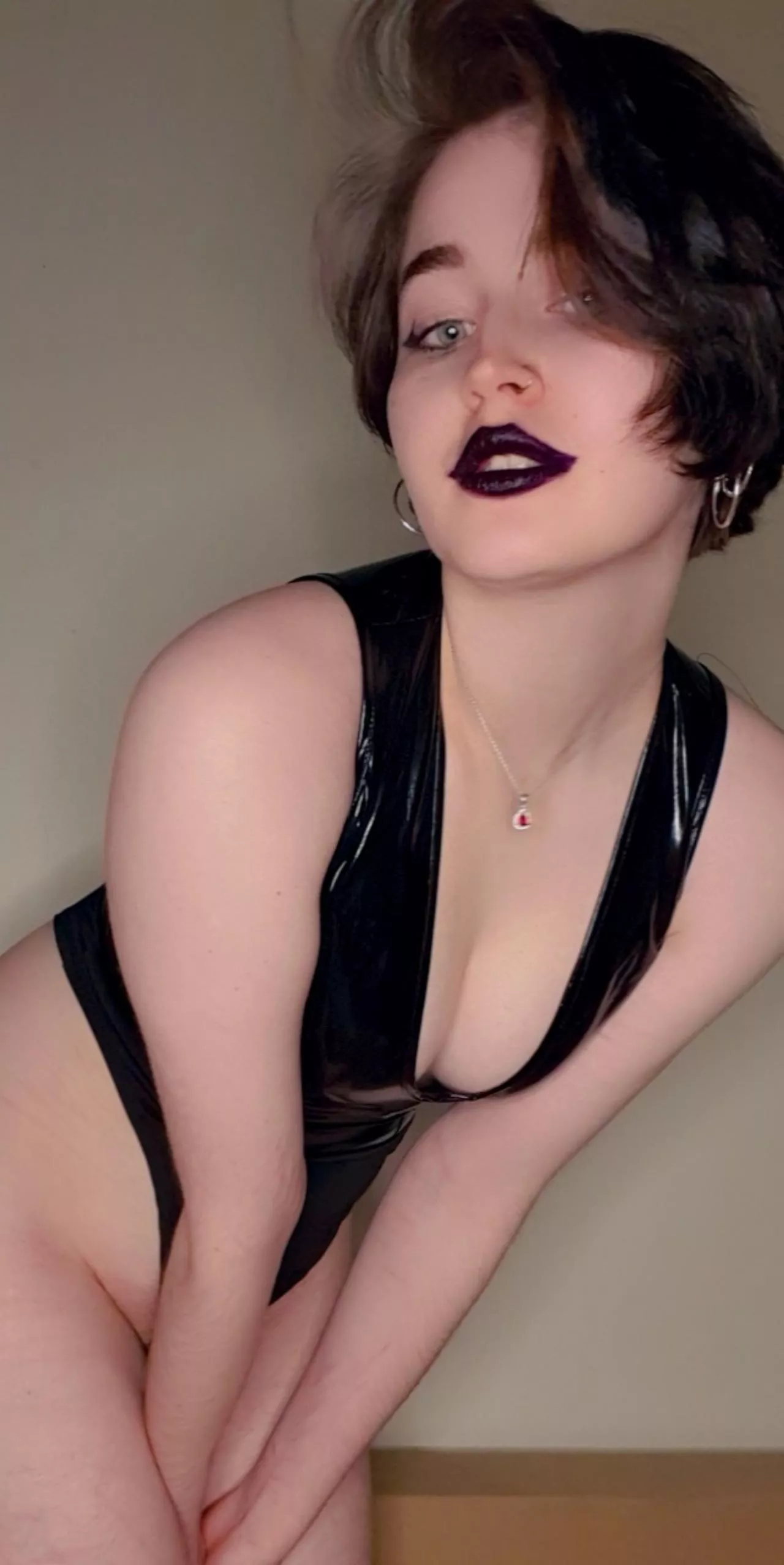 Would you wanna fuck a black lipped domme? :P