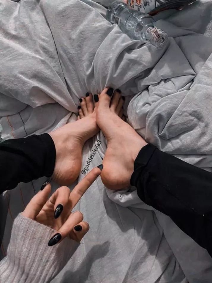 Wouldnt you like to suck thoose toes? Wouldnt you like to suck thoose toes?