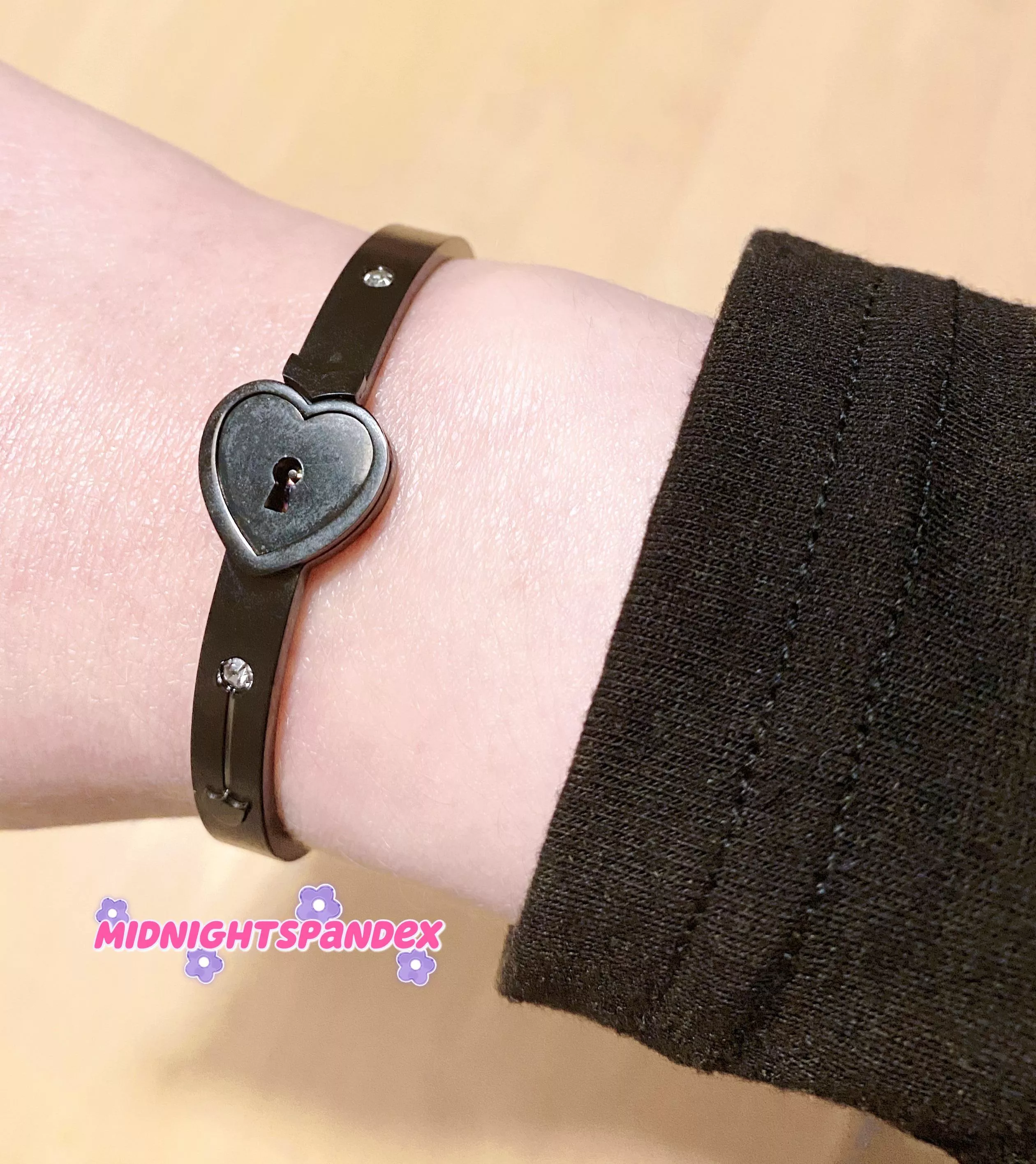 💕 WUR wear a collar or bracelet?