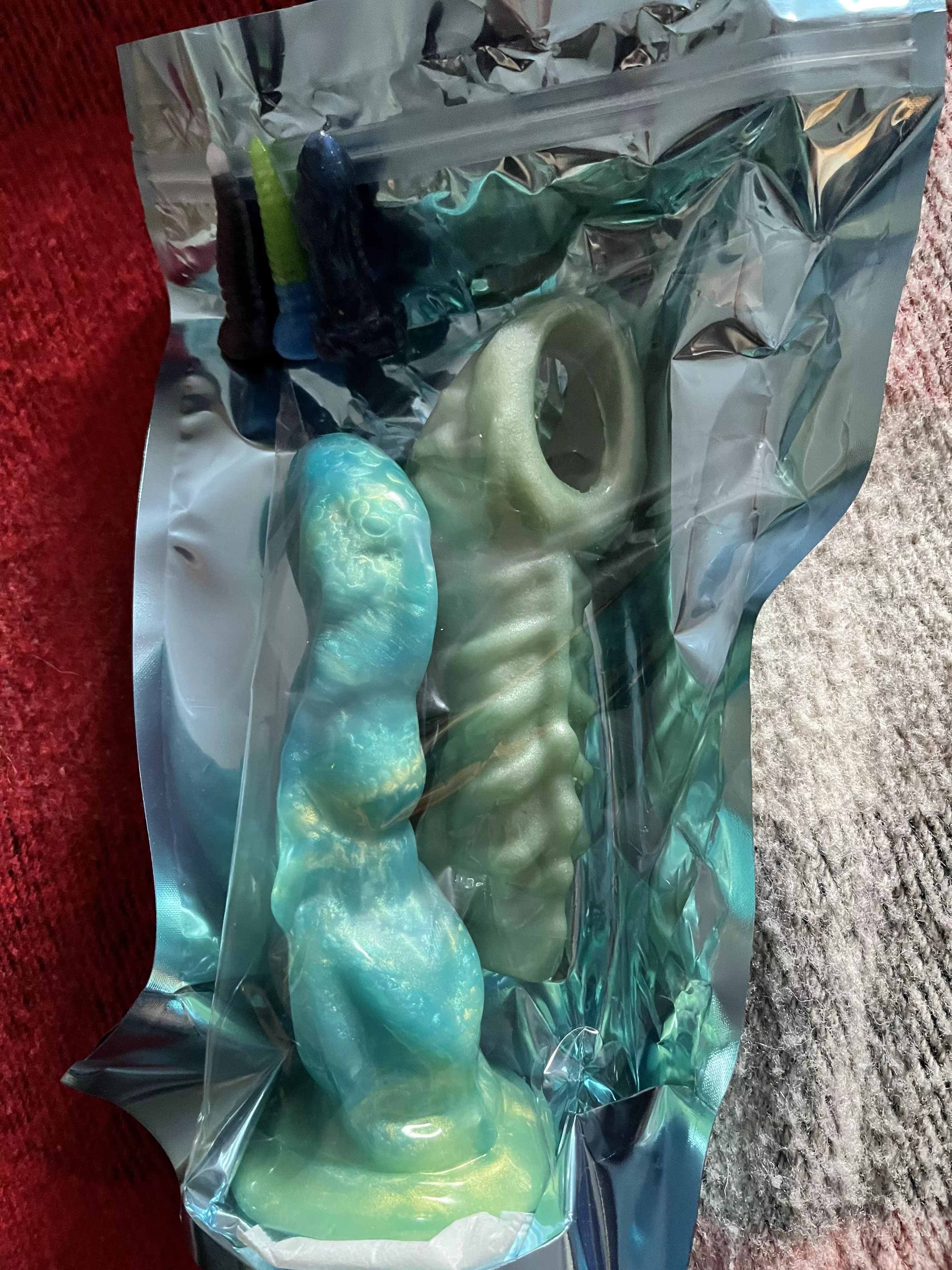 Xmas will be hot, steamy and coming early I think! Not BD but Deep Fantasies - Xenomorph Sheath in moss (for me) and Medium Cthulhu, Cosmic-sea foam marble (for her)! Came with 3 minis. Night shift loneliness and boredom won't be a thing anymore for my 