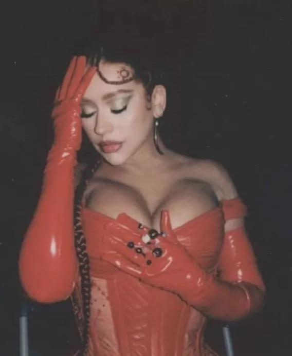 Xtina with the massive preview