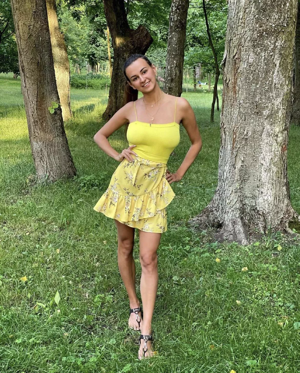 Yellow crop top and no bra. How big my natural boobs? What do you think?)