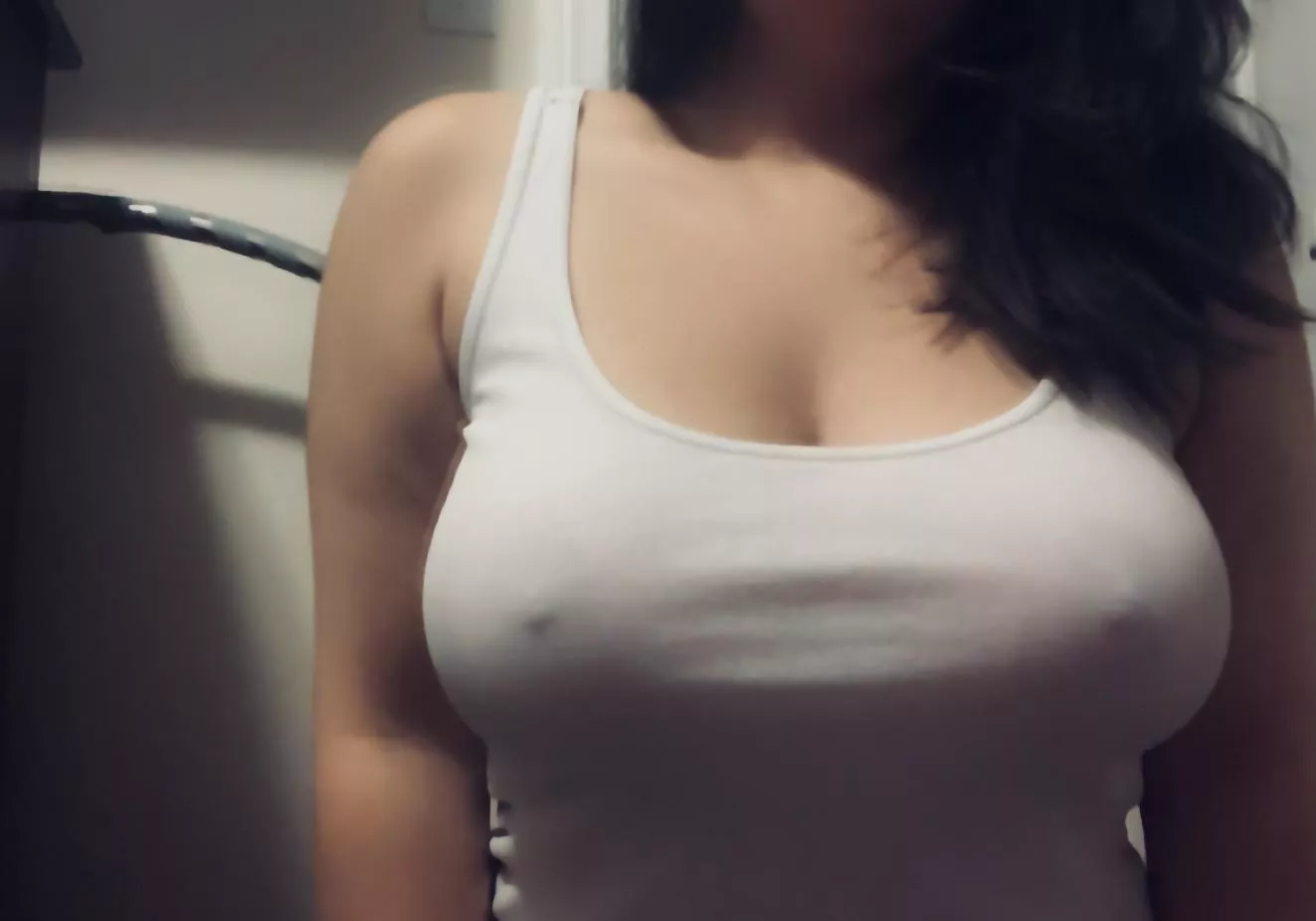 Yes, that’s a hula hoop behind me. No, you can’t see me use it. 😜🖤