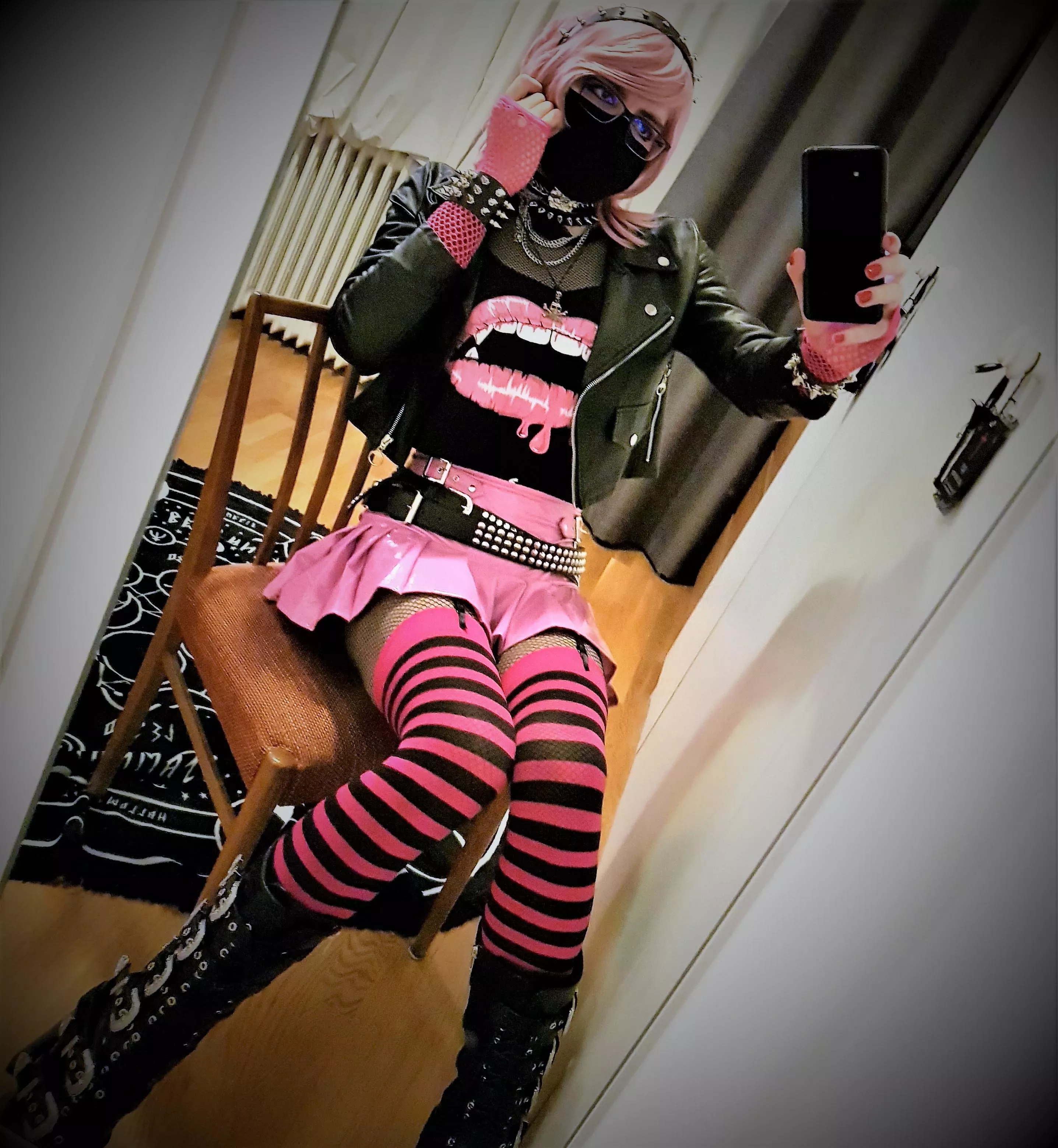 Yet another picture of this outfit, people seems to like it so...here's more I guess XD