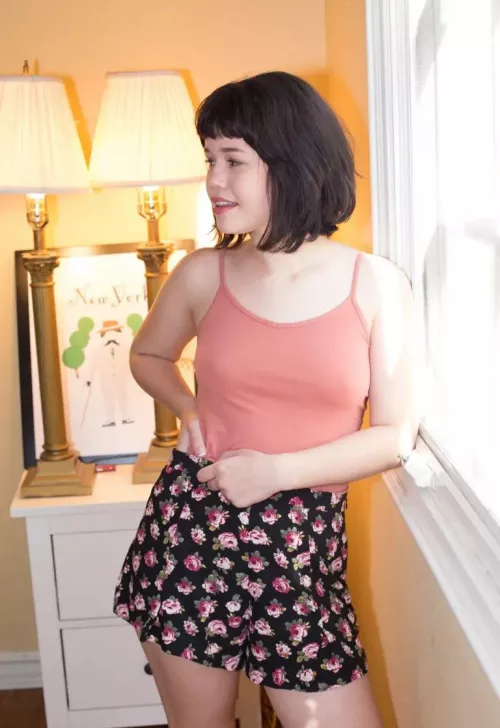 Yhivi looking cute and classy...